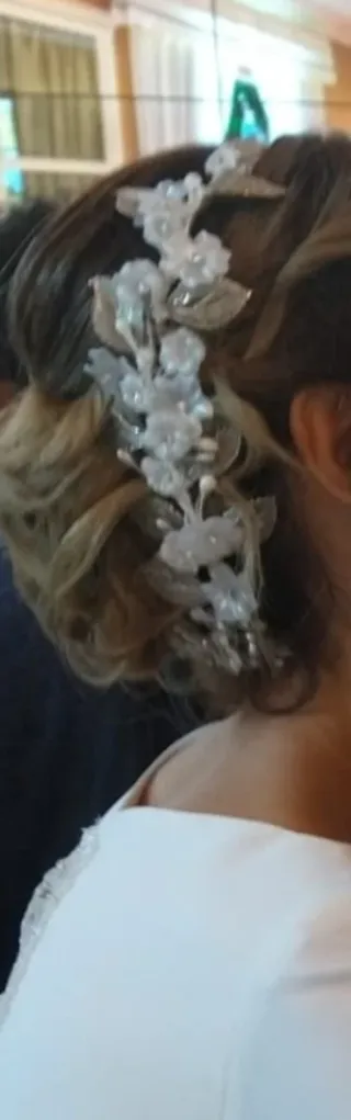 Tocado de novia plateado y blanco