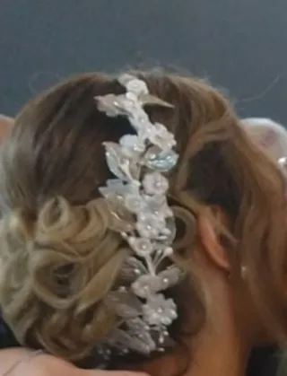 Tocado de novia plateado y blanco