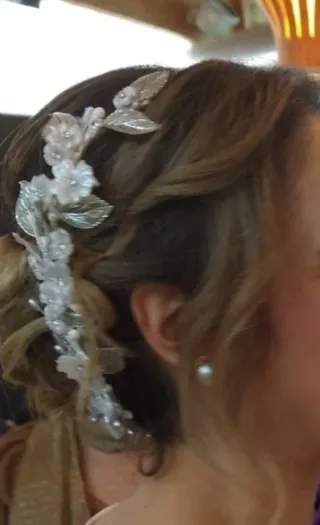 Tocado de novia plateado y blanco