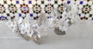 Tocado de novia plateado y blanco