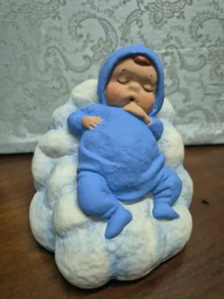 Figura bebé durmiendo papel maché