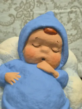 Figura bebé durmiendo papel maché