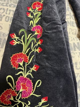 Pantalón ancho bordado floral negro