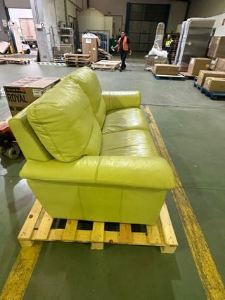 Sofá de piel verde