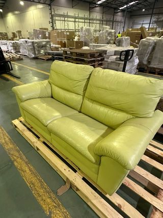 Sofá de piel verde