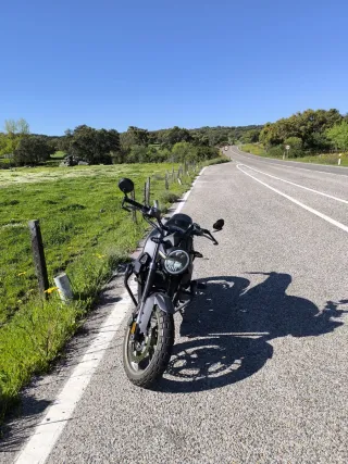 Moto Naked Negra