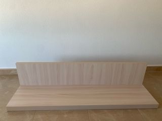 Estanterías de madera beige