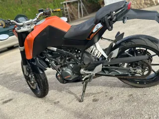 KTM Duke Moto Deportiva Negra/Naranja