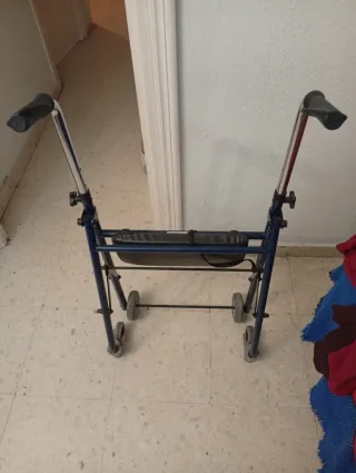 Andador para adultos azul y plateado
