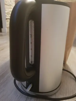 Hervidor eléctrico plateado