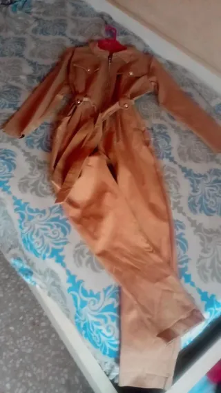 Mono marrón con cinturón