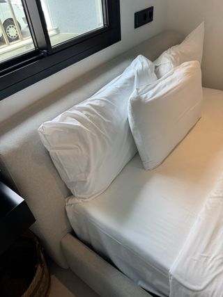 Cama 160cm gris claro con colchón y cabecero