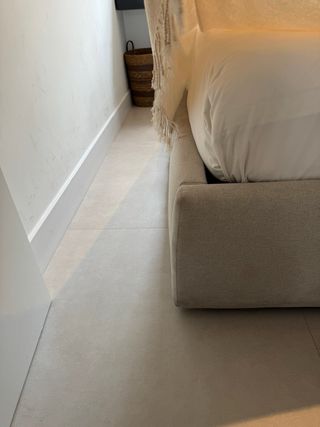 Cama 160cm gris claro con colchón y cabecero