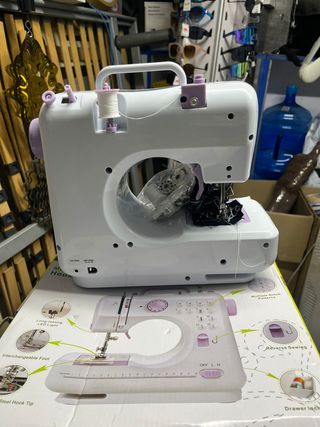 Máquina de coser blanca y morada