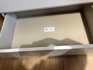 Cómoda blanca de madera con 3 cajones