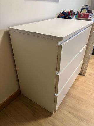 Cómoda blanca de madera con 3 cajones
