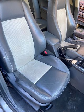 Asientos delanteros y traseros de coche