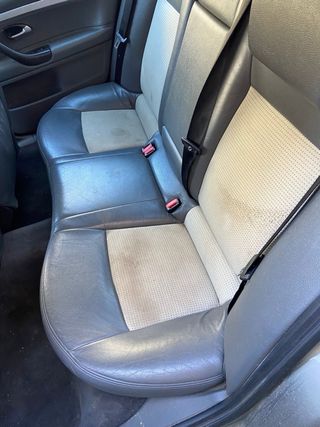 Asientos delanteros y traseros de coche