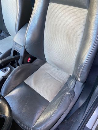 Asientos delanteros y traseros de coche