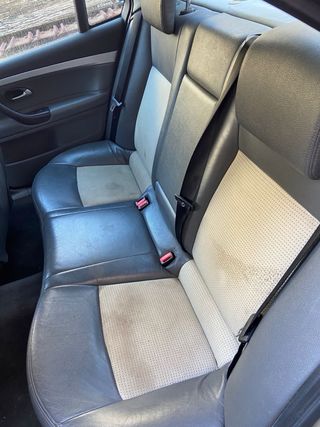 Asientos delanteros y traseros de coche