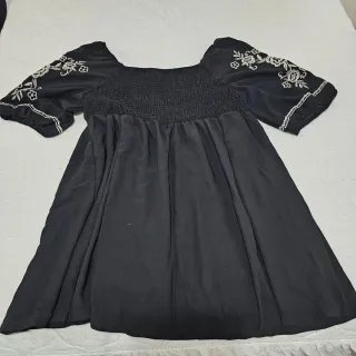 Vestido negro bordado