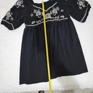 Vestido negro bordado