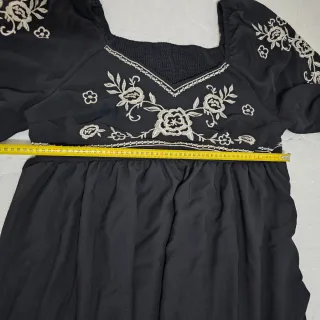 Vestido negro bordado