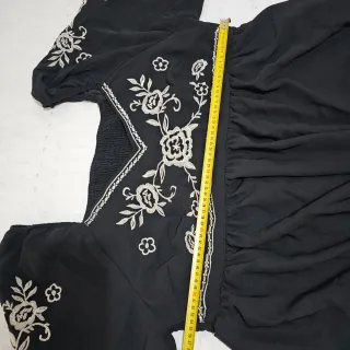 Vestido negro bordado