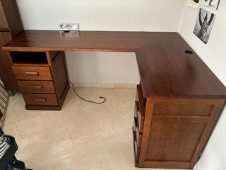 Escritorio de madera marrón