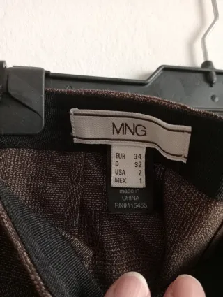 Falda marrón plisada