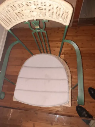 Mesa de comedor de cristal y sillas