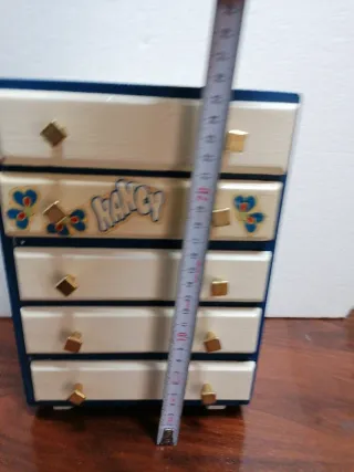 Armario de madera para muñecas Nancy