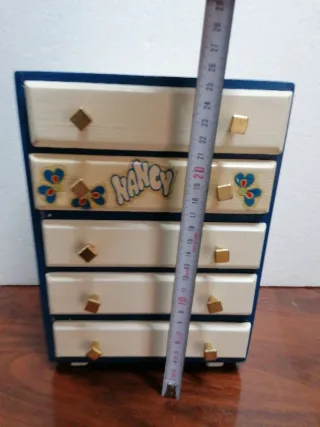 Armario de madera para muñecas Nancy