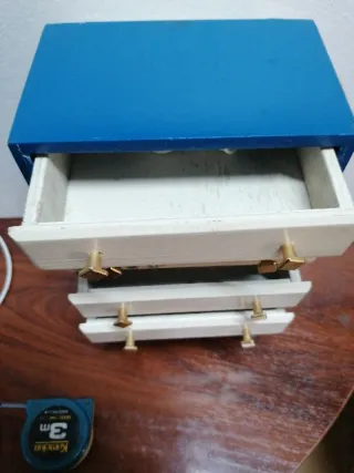 Armario de madera para muñecas Nancy