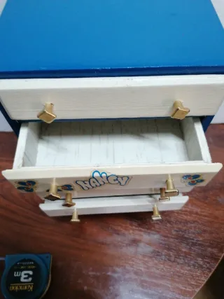 Armario de madera para muñecas Nancy