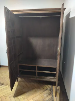 Armario de madera maciza