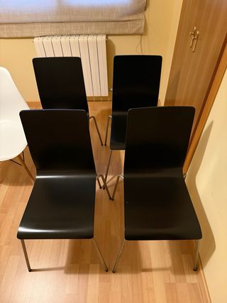Juego de sillas en buen estado, sin desperfectos.