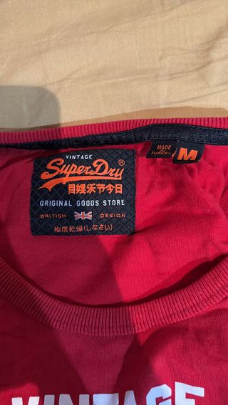 Camiseta Superdry Talla M Roja y Gris se negocia