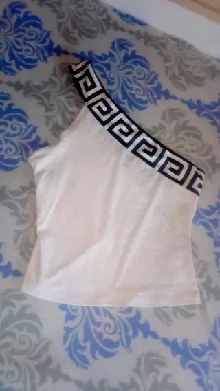 Top asimétrico con estampado griego