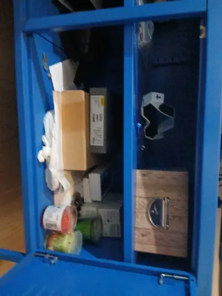 Cajón de metal azul