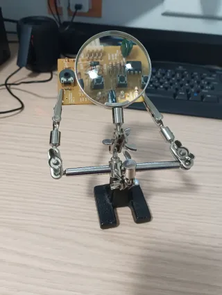 Mini torno articulado con lupa y pinzas