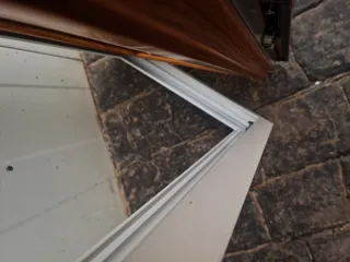 Ventana abatible aluminio imitación madera