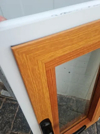 Ventana abatible aluminio imitación madera