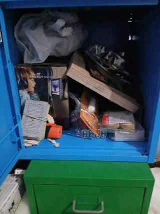 Cajón de metal azul y verde