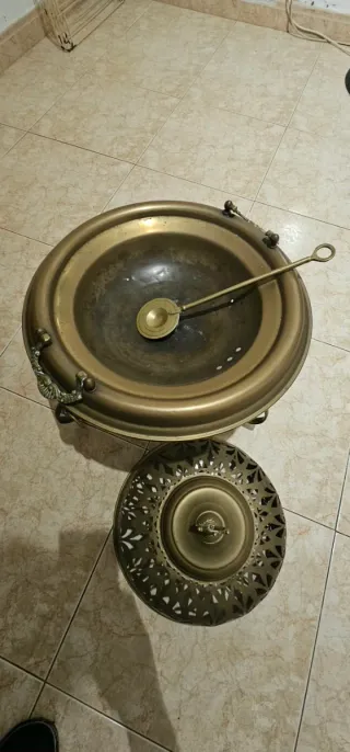 Brasero antiguo de metal dorado