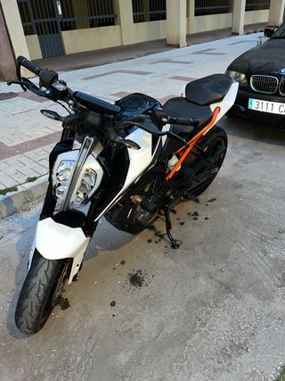 KTM Duke 125 Blanca y Negra
