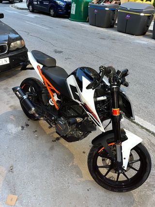 KTM Duke 125 Blanca y Negra