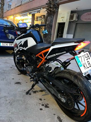 KTM Duke 125 Blanca y Negra
