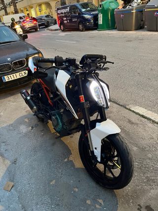 KTM Duke 125 Blanca y Negra