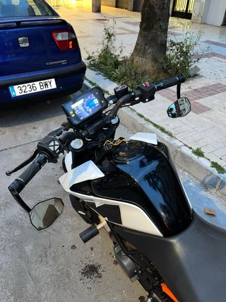 KTM Duke 125 Blanca y Negra